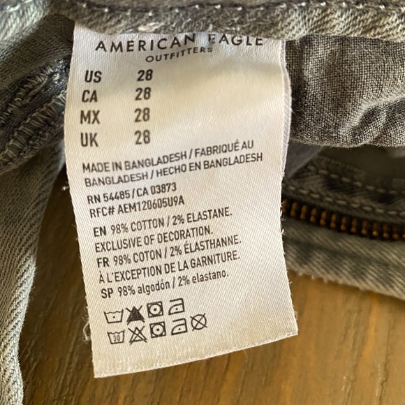 American Eagle, distressed, Bermuda denim shorts. - Picture 8 of 9